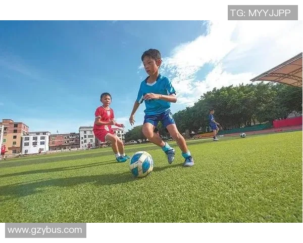 那个踢足球的少年在绿茵场上追逐梦想的故事与成长历程